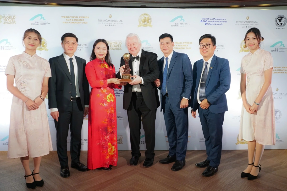 Đại diện tỉnh Tuyên Quang đón nhận danh hiệu của tổ chức World Travel Awards. Nguồn: BQL Công viên Địa chất Toàn cầu UNESCO Cao nguyên đá Đồng Văn