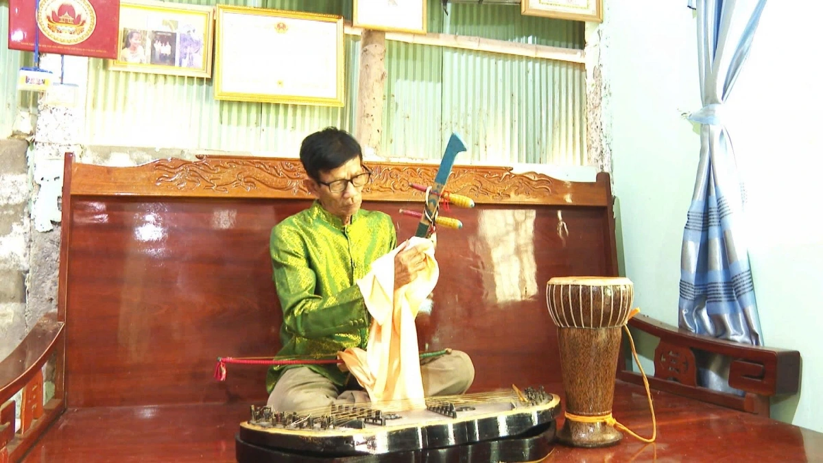 Nghệ nhận ưu tú Lâm Huôl.