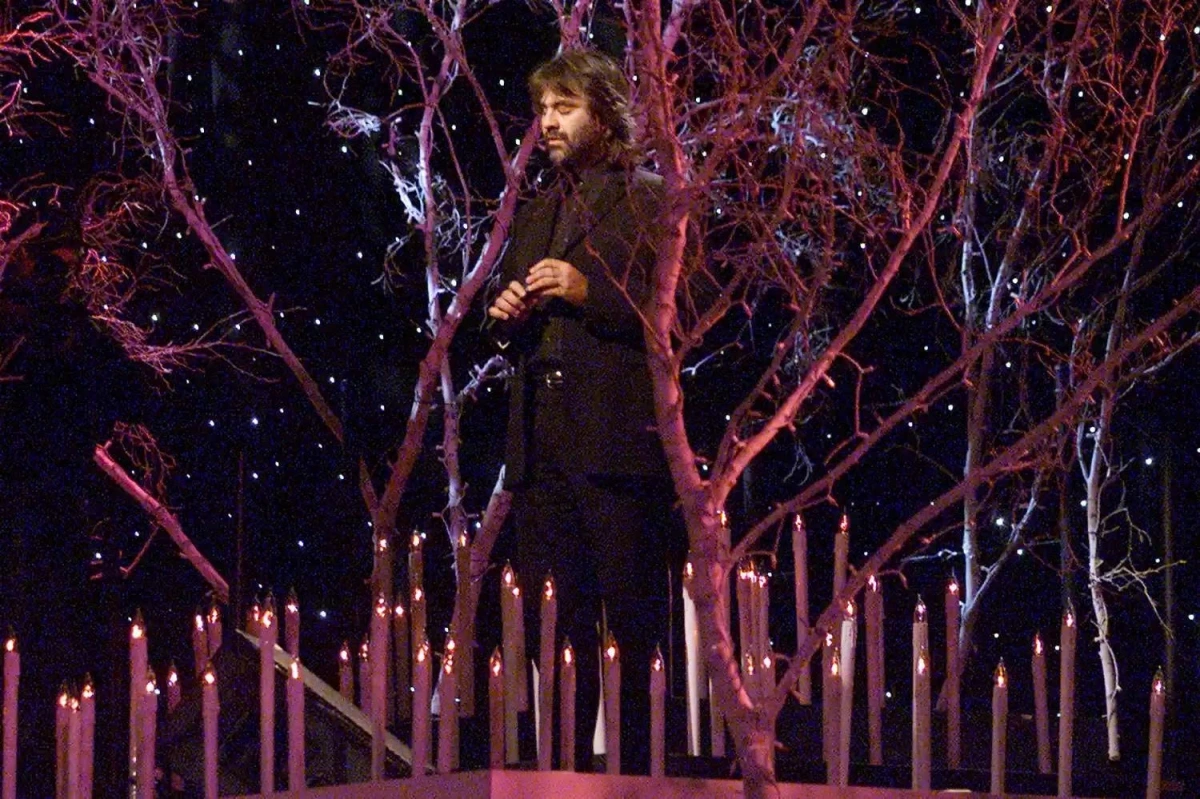 Trở lại năm 2001, giọng tenor huyền thoại Andrea Bocelli mang đến phần trình diễn xúc động tại Bryant Park (New York). Giữa ánh nến lung linh (dù là giả), ông cất cao giọng hát “Mascagni” khiến cả khán phòng lặng người - một khoảnh khắc hiếm hoi đầy cảm xúc giữa những bộ cánh gợi cảm.