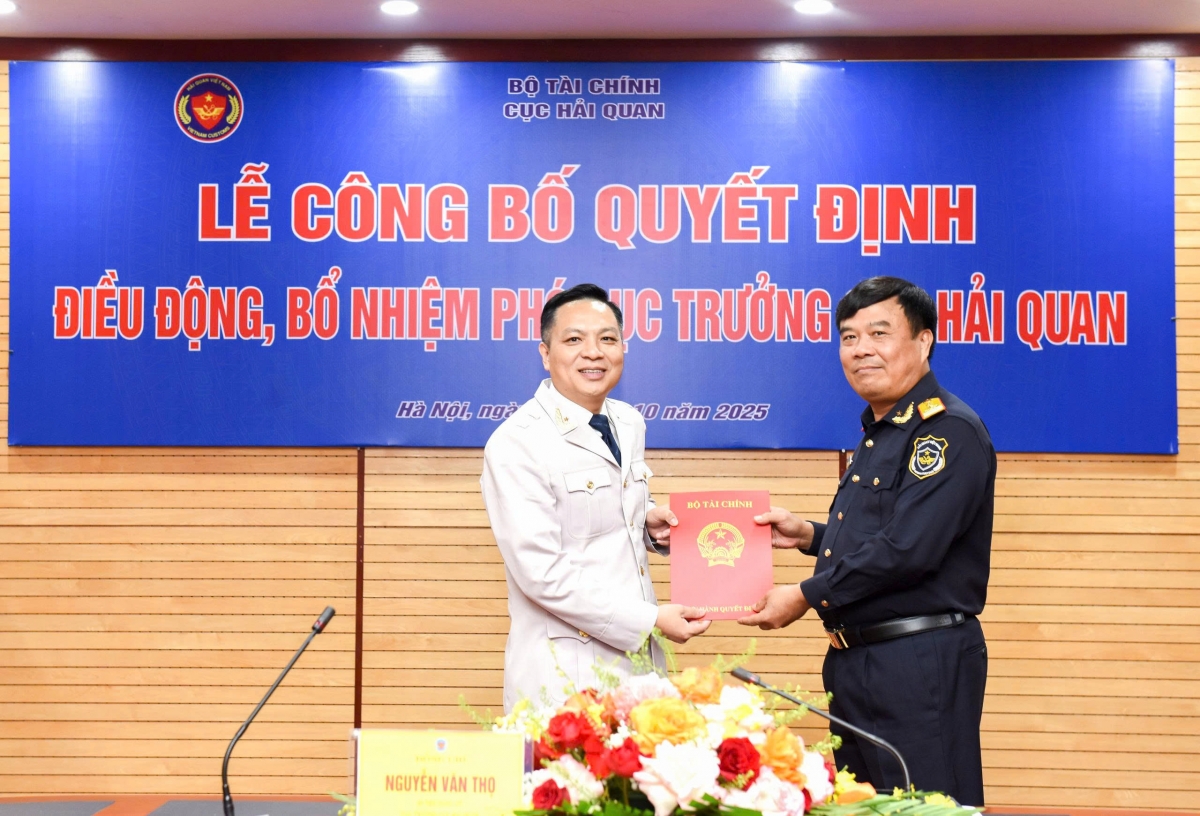Thừa ủy quyền Bộ trưởng Bộ Tài chính, Cục trưởng Cục Hải quan Nguyễn Văn Thọ (bên phải) trao Quyết định bổ nhiệm ông Nguyễn Thành Hưng giữ chức vụ Phó Cục trưởng Cục Hải quan.
