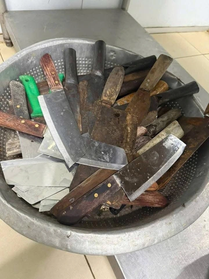 Các dụng cụ làm bếp tại khu bếp ăn Nhật Anh đặt trong trường cũng bị phản ánh là rỉ sét, mốc bẩn