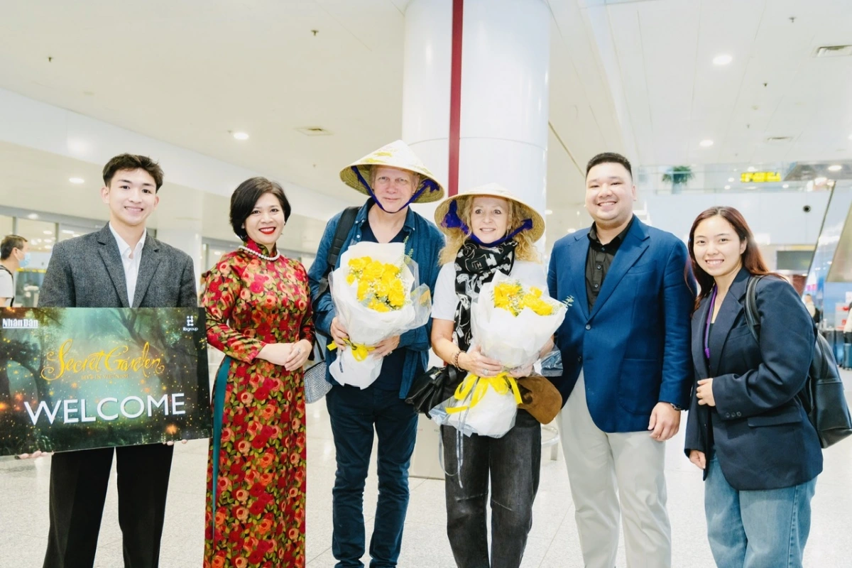 Fionnuala Sherry và Rolf Løvland của Secret Garden đã tới sân bay Nội Bài. 