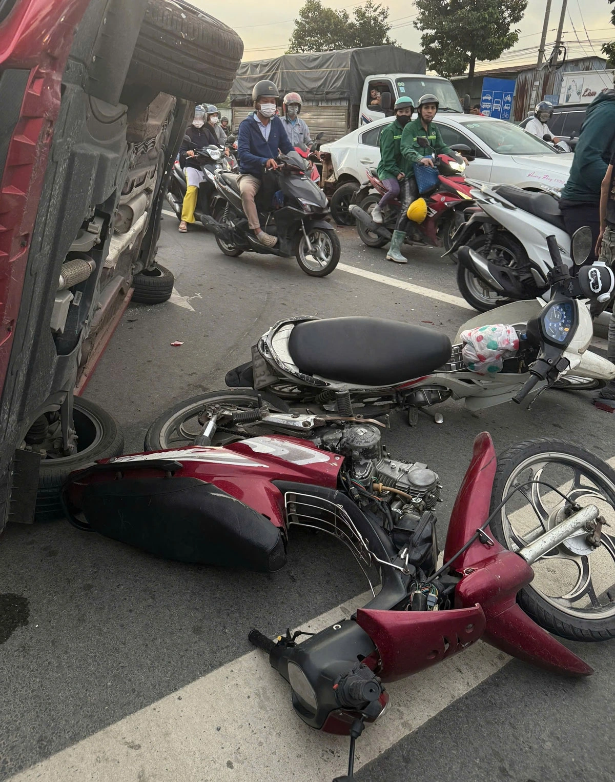 Chiếc xe máy hư hỏng nặng sau va chạm