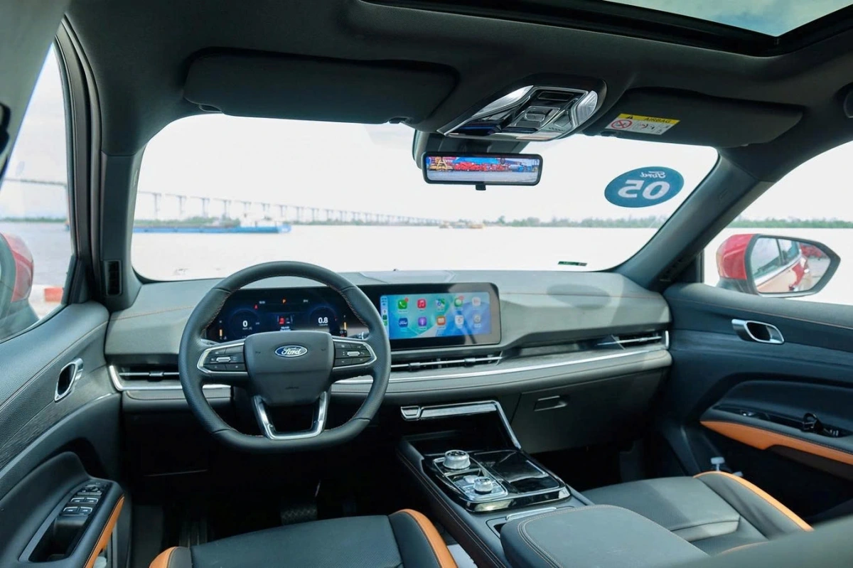 Ford Territory 2025 vẫn duy trì bố cục hai màn hình kép 12,3 inch liền mạch, nhưng phần mềm điều khiển đã được tinh chỉnh, không còn hiện tượng trễ phản hồi như trên đời cũ.