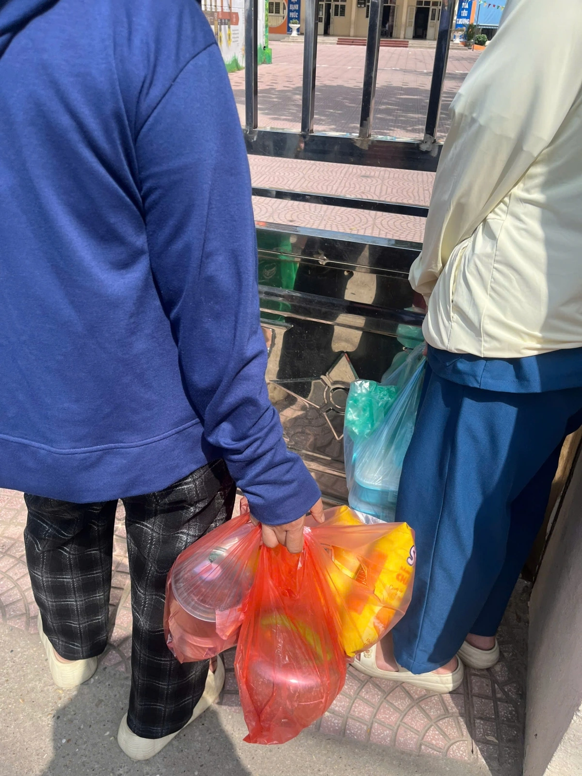 Sự cố này không chỉ ảnh hưởng đến sức khỏe học sinh mà còn gây xáo trộn lớn trong đời sống của hàng trăm gia đình