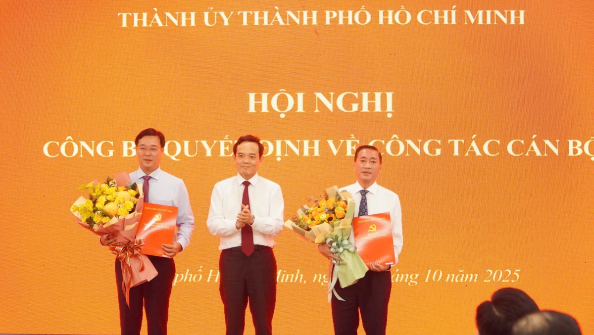 Bí thư Thành ủy TP.HCM Trần Lưu Quang trao Quyết định cho ông Phạm Thành Kiên (phải) (ảnh L.V)