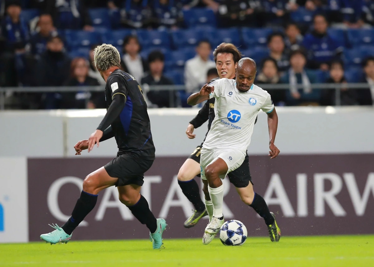 Nam Định đang gặp khó trước Gamba Osaka.