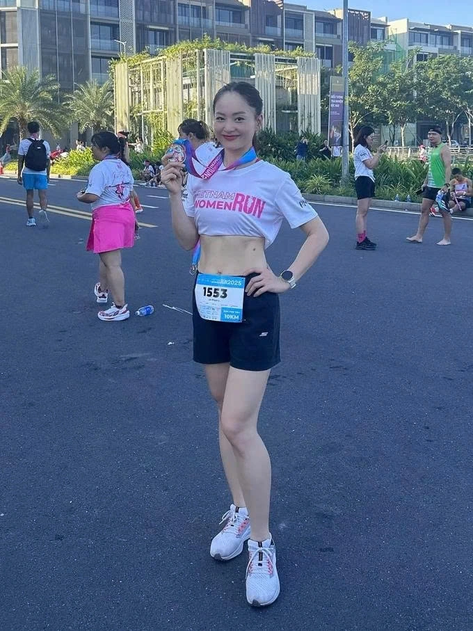 Diễn viên Lan Phương khiến nhiều khán giả trầm trồ bởi vòng eo săn chắc khi tham gia giải chạy ở TP.HCM.