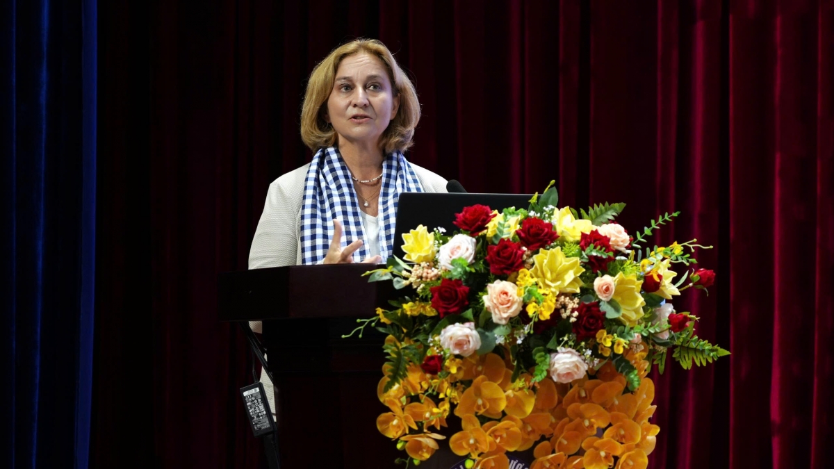 GS. Maria Kletecka-Pulker, Giám đốc Viện Ludwig Boltzmann về Sức khỏe Kỹ thuật số và An toàn Bệnh nhân (Áo) trình bày chuyên đề “An toàn bệnh nhân trong thời đại Y tế từ xa và Trí tuệ nhân tạo – Các khía cạnh pháp lý và xã hội”