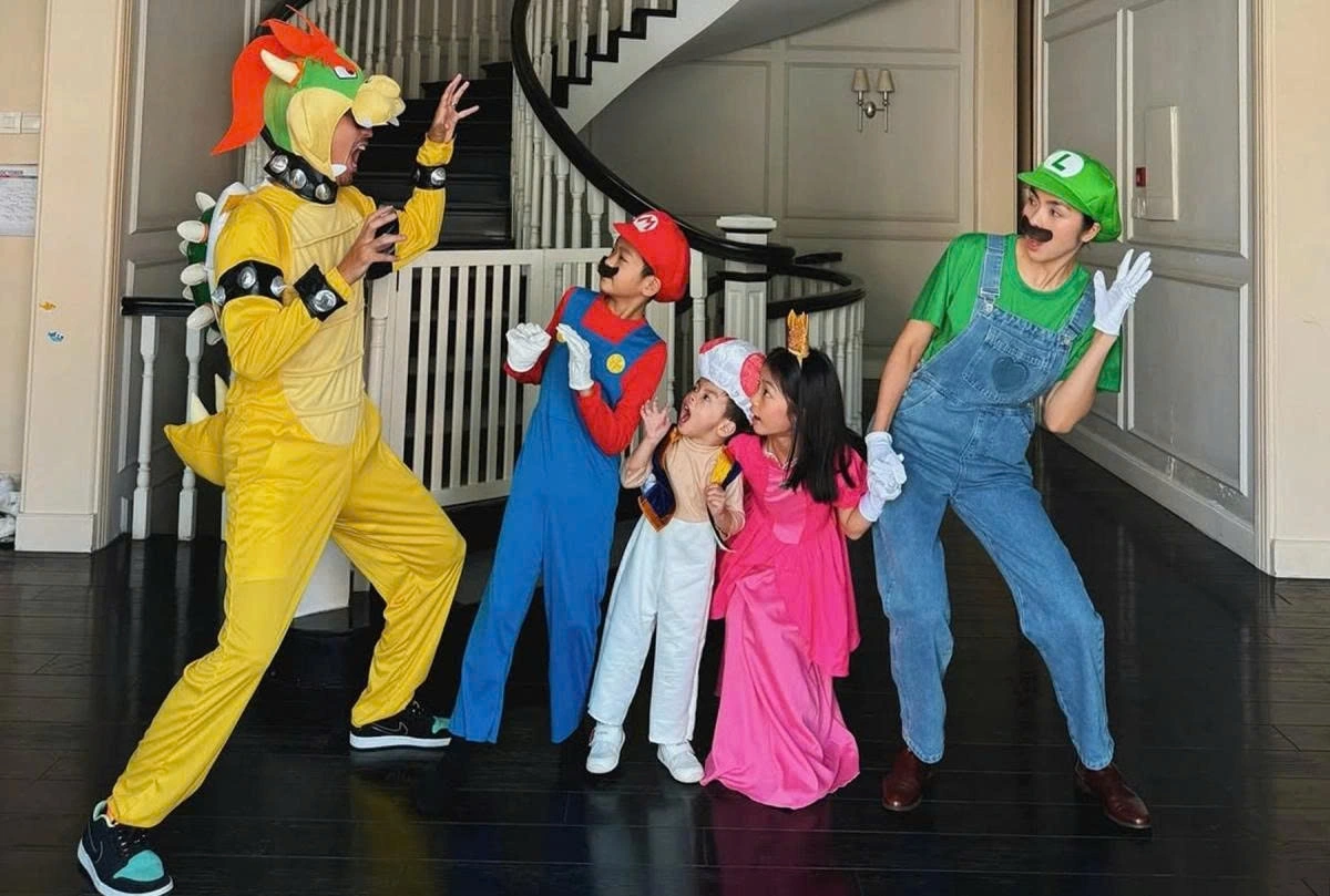 Tăng Thanh Hà không cập nhật liên tục hình ảnh bên chồng con. Cô chỉ chọn những dịp đặc biệt như kỷ niệm ngày cưới, sinh nhật, lễ hội để chia sẻ về gia đình. Dịp hiếm hoi cô đăng ảnh cả gia đình trong một khung hình vào Halloween năm ngoái.