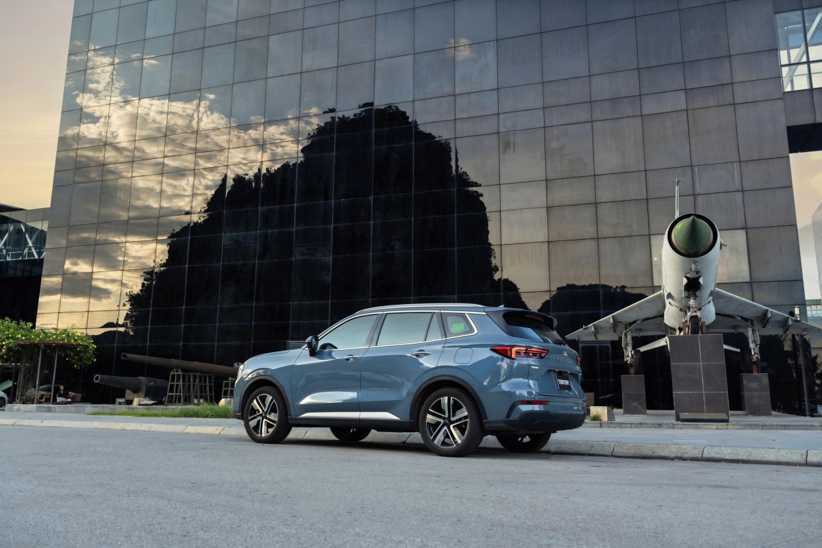 Ford Territory 2025 tiếp tục được lắp ráp trong nước, với ba phiên bản, giá bán từ 762 triệu đồng đến 896 triệu đồng. Trong bối cảnh phân khúc SUV đô thị hạng C ngày càng cạnh tranh, Ford lựa chọn chiến lược “đổi mới đúng chỗ” thay vì chạy đua công nghệ hoặc sức mạnh động cơ.