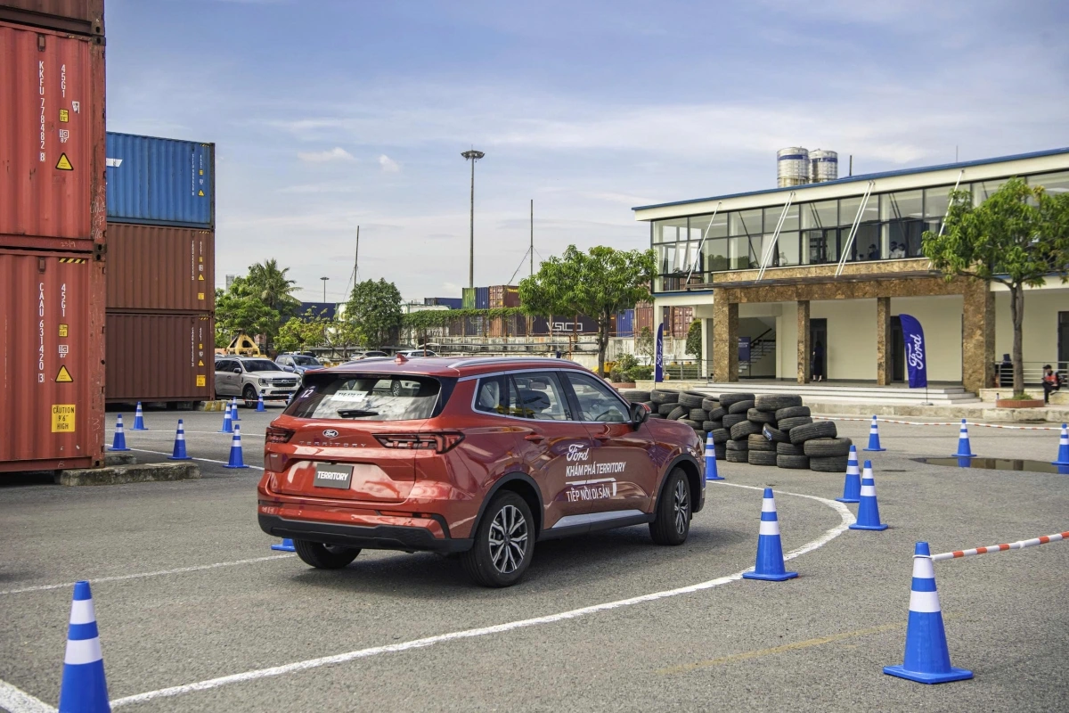 Trong bài thử slalom ở tốc độ 55–60 km/h, Territory 2025 cho cảm giác kiểm soát thân xe tương đối tốt.