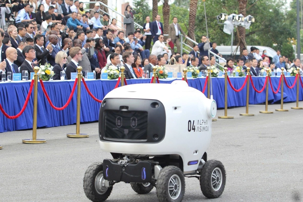 màn trình diễn công nghệ ngoài trời giới thiệu các sản phẩm và giải pháp đổi mới sáng tạo trong lĩnh vực chuyển đổi số và AI của các doanh nghiệp công nghệ Việt Nam.