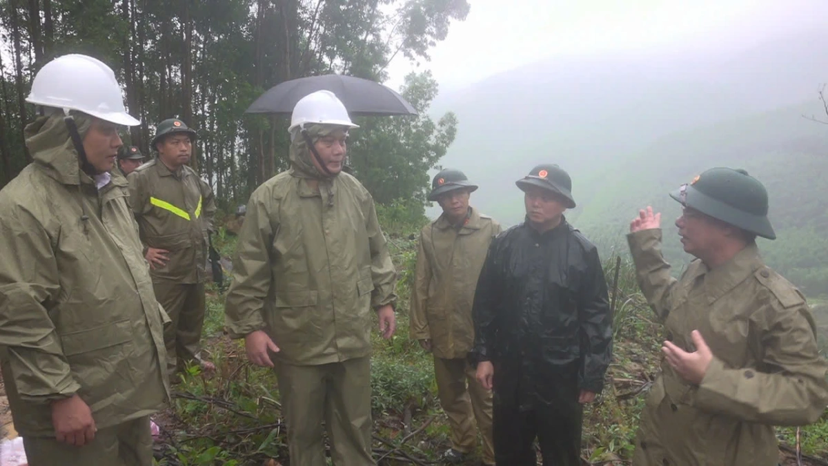 Bộ Chỉ huy Quân sự tỉnh Quảng Ngãi kiểm tra tại các điểm sạt lở trên địa bàn.