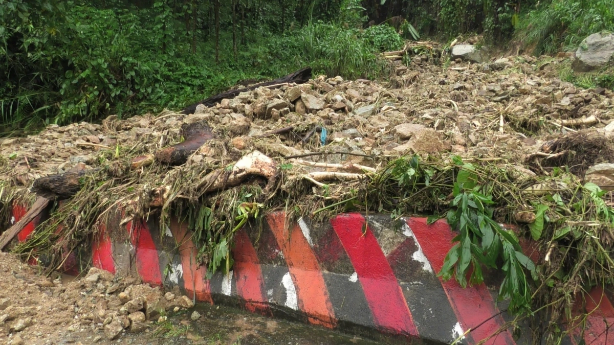 Sạt lở gây ách tắc giao thông trên Quốc lộ 24 qua tỉnh Quảng Ngãi.