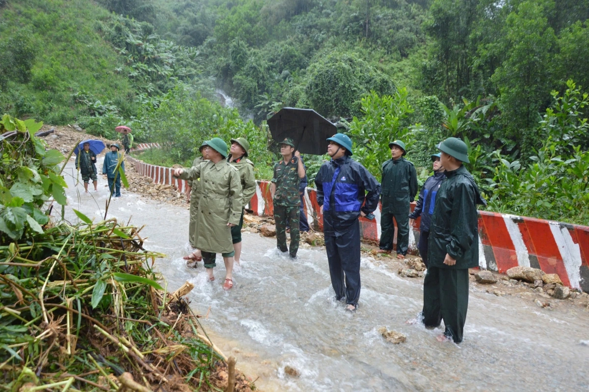 Bộ Chỉ huy Quân sự tỉnh Quảng Ngãi kiểm tra sạt lở tại Quốc lộ 24C.