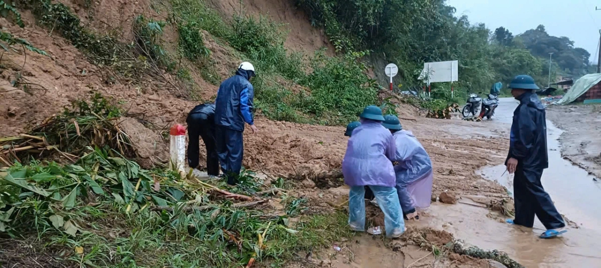Nhiều tuyến đường miền núi tỉnh Quảng Ngãi bị sạt lở, ảnh hưởng đến việc đi lại.