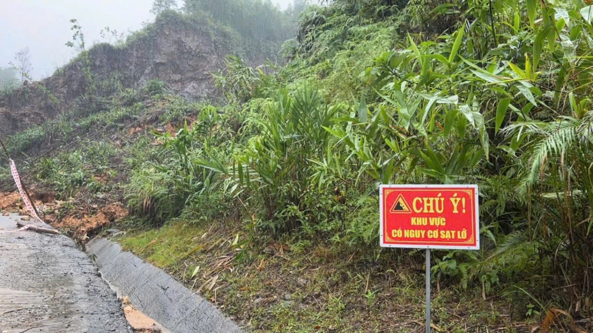 Chính quyền địa phương cắm biển báo cảnh báo khu vực sạt lở.