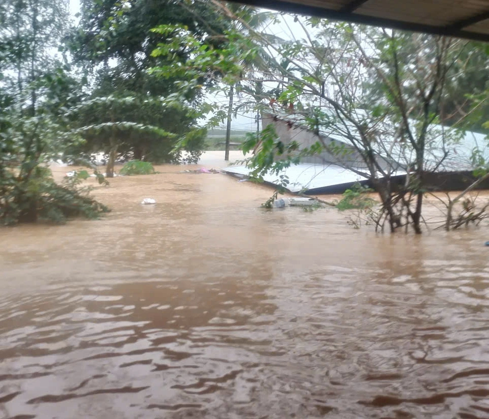 Nước lũ gần ngập mái nhà