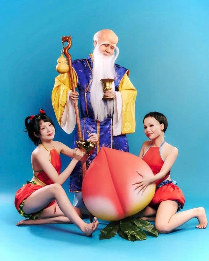 Quỳnh Anh Shyn gây chú ý khi thực hiện bộ ảnh hưởng ứng Halloween cùng Saabirose và Liu Grace. Trong đó, Quỳnh Anh Shyn hóa thân thành "ông Thọ", Saabirose và Liu Grace vào vai hai cô bé ôm trái đào, hình tượng quen thuộc trên một nhãn hiệu sữa. Bộ ảnh mang phong cách tinh nghịch, vui nhộn, song vấp phải nhiều ý kiến trái chiều. Một số ý kiến cho rằng tạo hình, cách tạo dáng của ba cô nàng trông phản cảm.