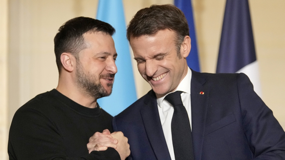 Tổng thống Ukraine Volodymyr Zelensky và Tổng thống Pháp Emmanuel Macron. Ảnh: EPA