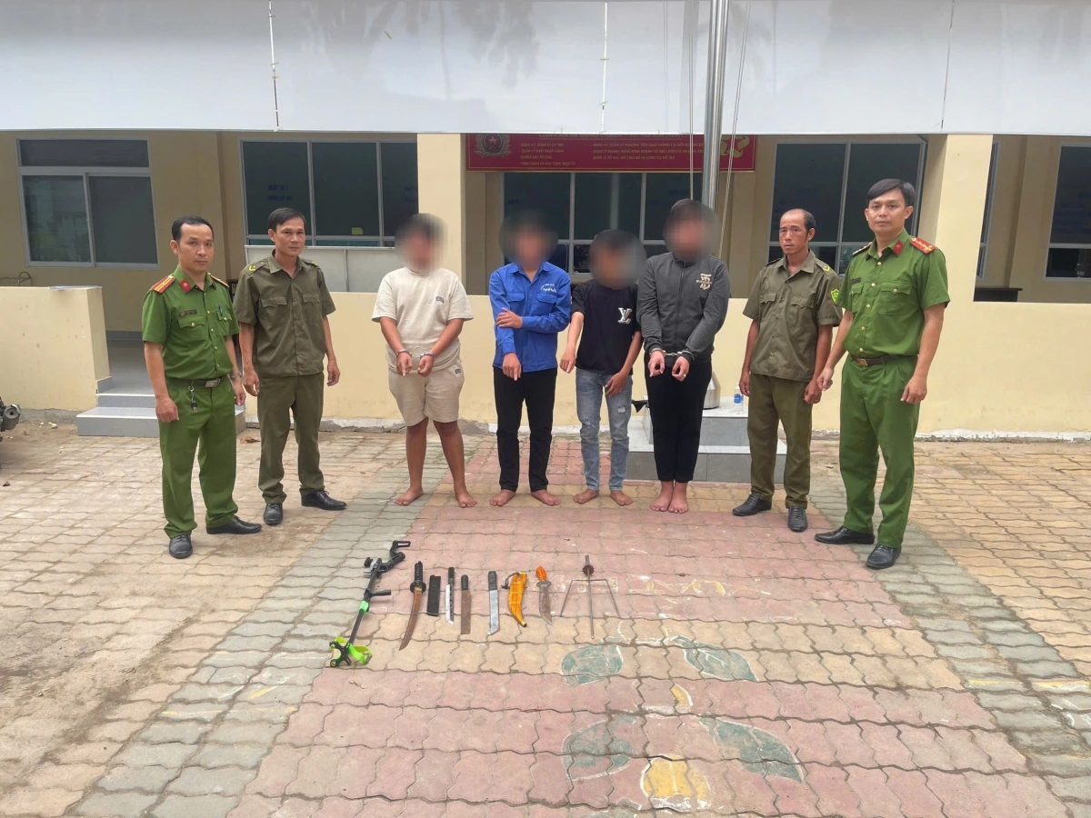 Công an bắt giữ 4 đối tượng gây mất an ninh trật tự tại quán cà phê.