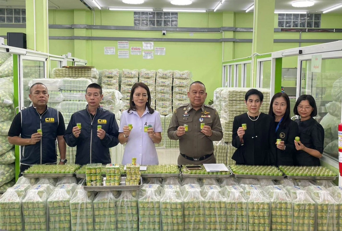 Cơ quan chức năng Thái Lan thu giữ hơn 2,3 triệu lọ hít mũi Hong Thai. Ảnh: Cảnh sát Thái Lan