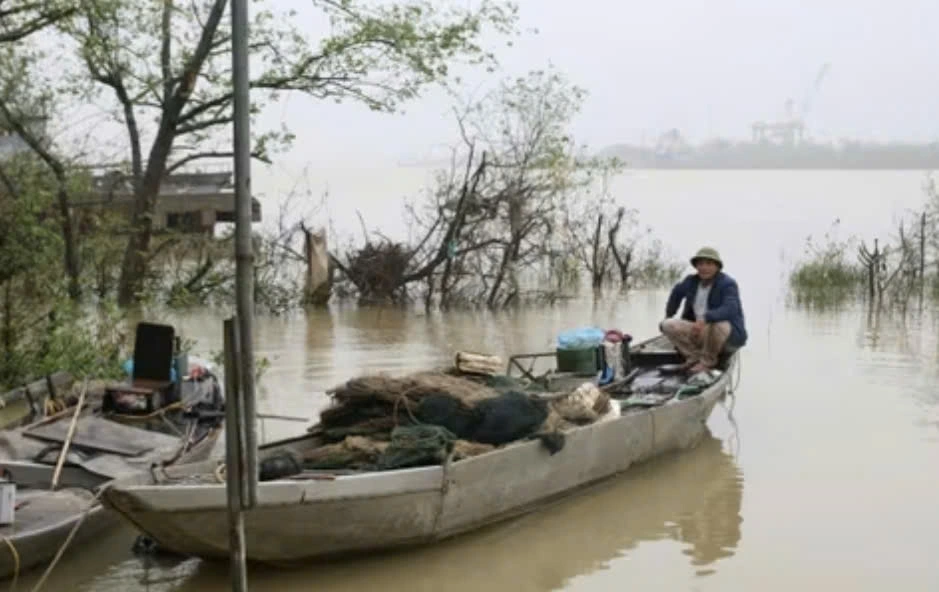 Chiếc thuyền nhỏ của gia đình anh Mạnh, chị Phúc vẫn ngược xuôi mưu sinh trên dòng sông Lam đỏ ngầu và vẫn lặng thầm sẵn sàng vượt sóng để cứu vớt những mảnh đời bất hạnh. Ảnh DH