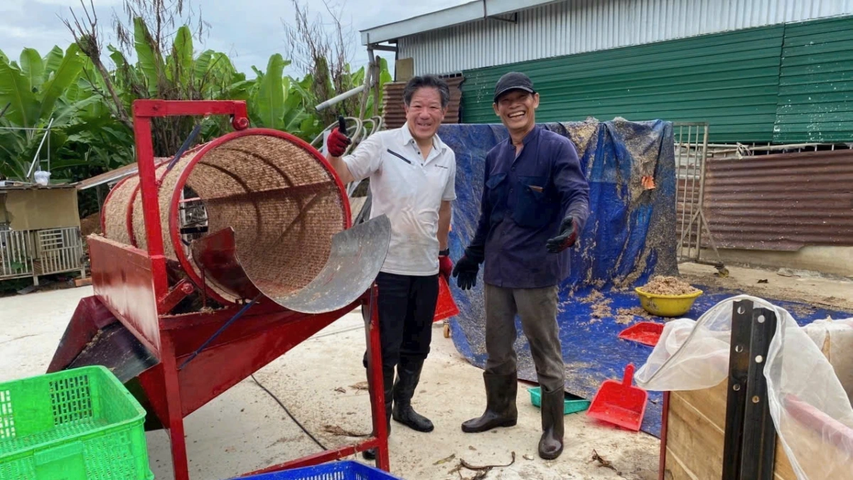 Ông Lý Minh Hùng (áo sẫm màu) giới thiệu mô hình sản xuất chuối