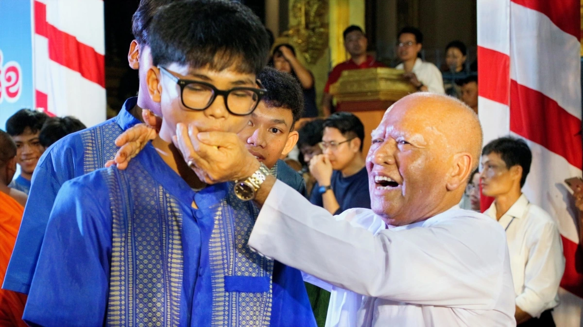 Nghi thức "đút cốm dẹp" của người Khmer