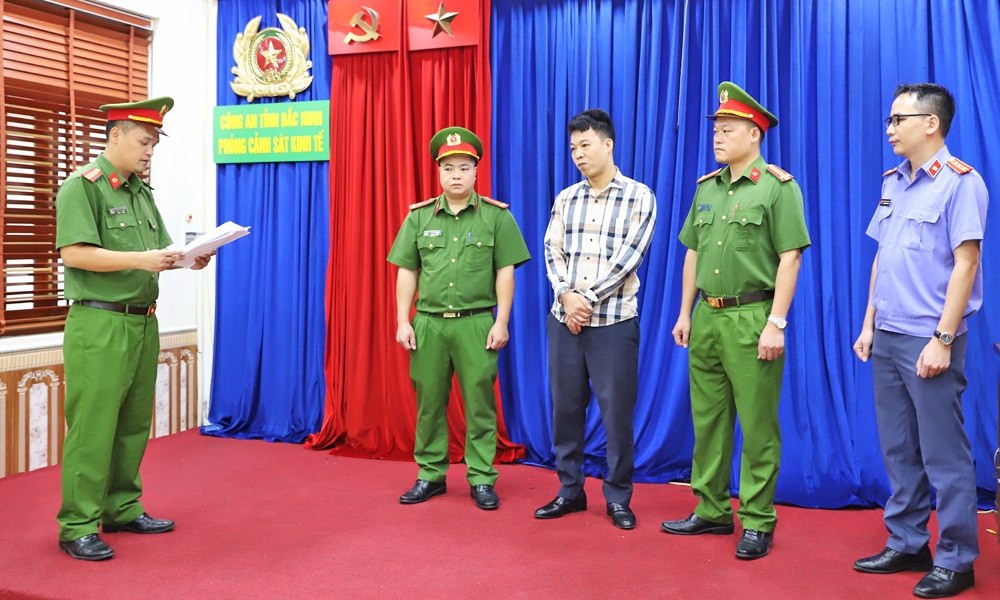 Cơ quan công an tống đạt Quyết định khởi tố vụ án hình sự, khởi tố bị can, Lệnh bắt bị can để tạm giam đối với Phan Văn Khiến và Nguyễn Thị Phương