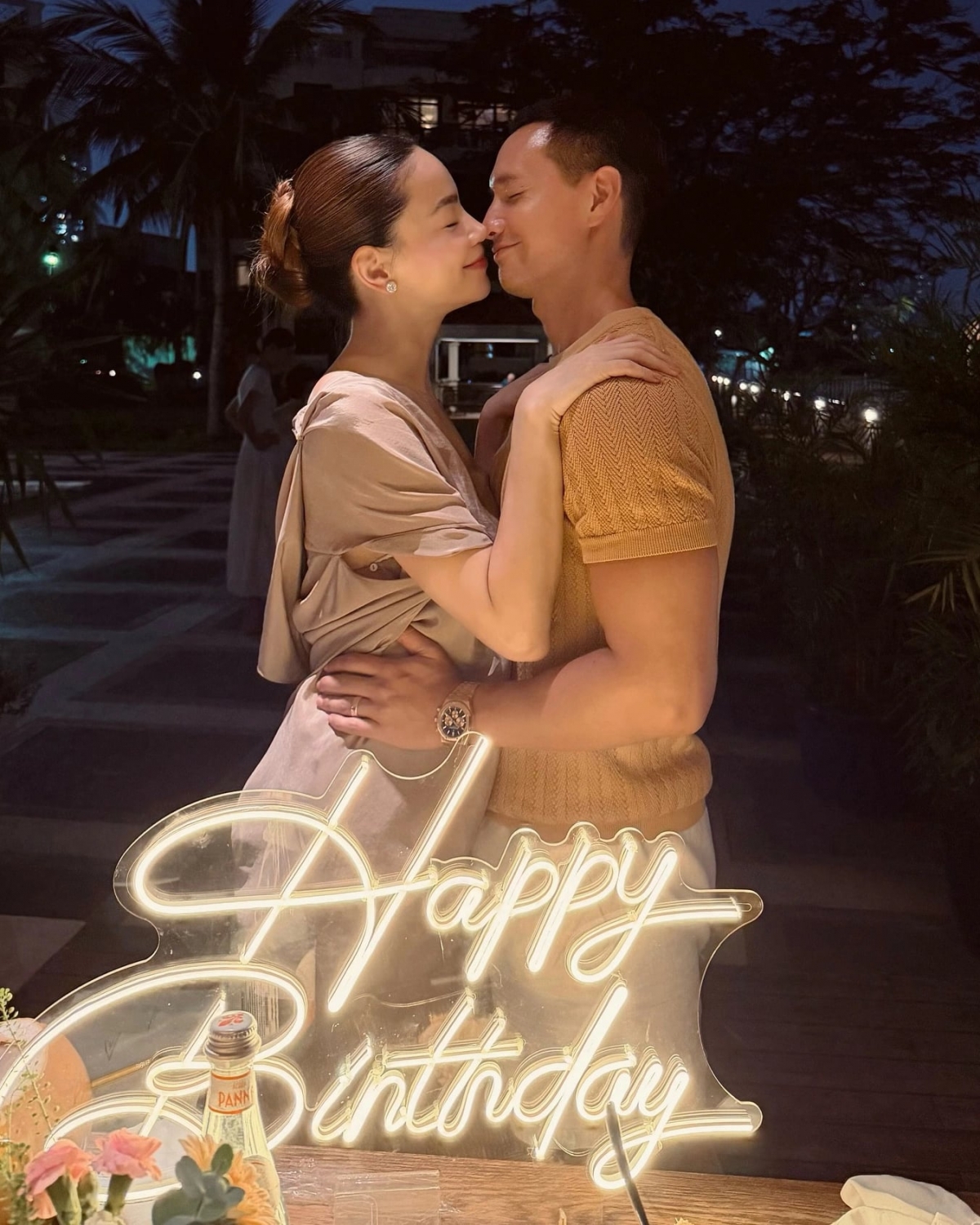 Hồ Ngọc Hà làm tiệc mừng sinh nhật cho Kim Lý tại một khu nghỉ dưỡng. Cặp sao thoải mái thể hiện tình cảm trước người thân, bạn bè.