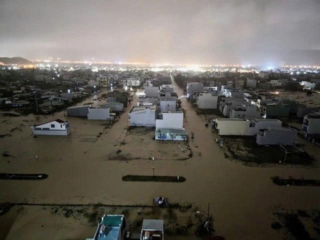 Quy Nhơn Đông ngập lụt vào rạng sáng 19/11 (Ảnh: Tuổi Trẻ)