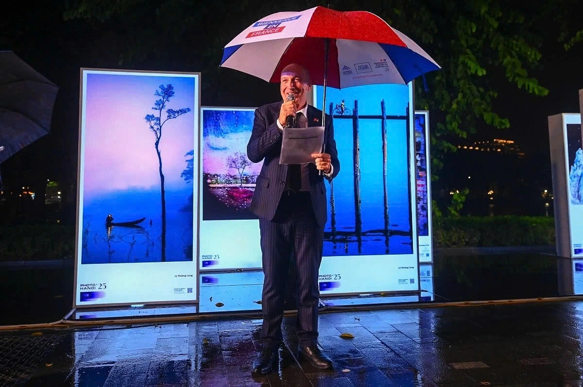 “Vertical Landscape” goes beyond a mere display, as it fosters dialogue between artists and audiences on contemporary ways of seeing the world.