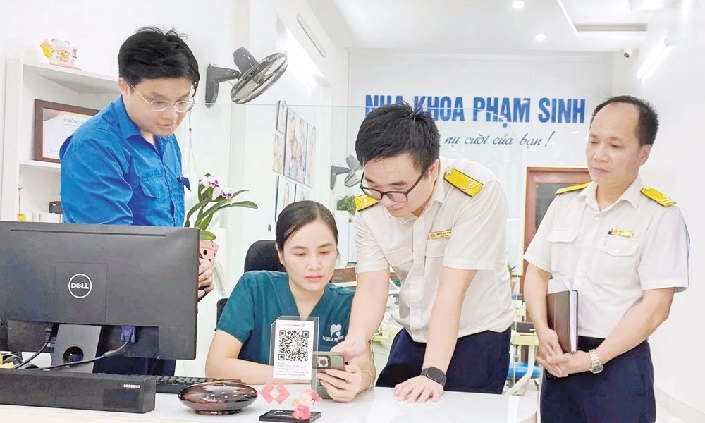 Công chức Thuế tỉnh Bắc Ninh đang hướng dẫn hộ kinh doanh sử dụng phần mềm