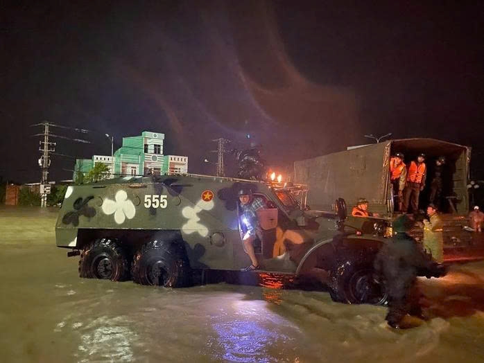 Lực lượng chức năng Gia Lai kịp thời ứng cứu hàng ngàn người dân phường Quy Nhơn Bắc đến nơi an toàn (Ảnh: Người lao động)