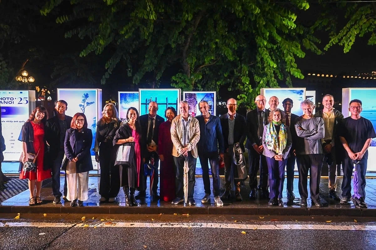 The exhibition highlights cultural exchanges between international artists and Vietnamese audiences, establishing “Vertical Landscapes” as a shared visual language bridging different perspectives and experiences.