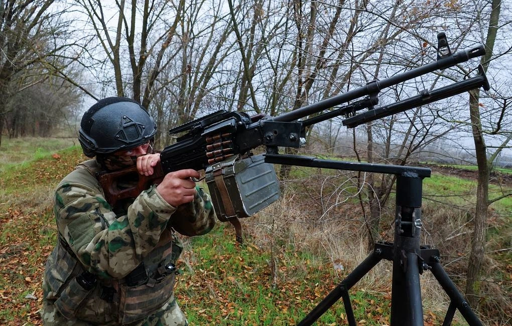 Binh sỹ Nga khai hỏa vào vị trí của Ukraine. Ảnh: TASS