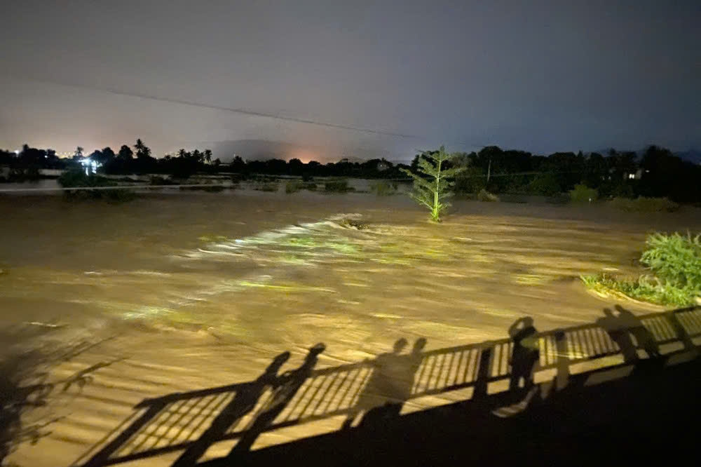 Dòng nước đục ngầu từ hồ chứa bị vỡ tràn xuống khu vực dân cư dưới chân núi Tuy Phong, tỉnh Lâm Đồng trong đêm 1/11. Nhiều người dân phải bỏ chạy lên khu vực cao để tránh lũ. Ảnh người dân cung cấp.