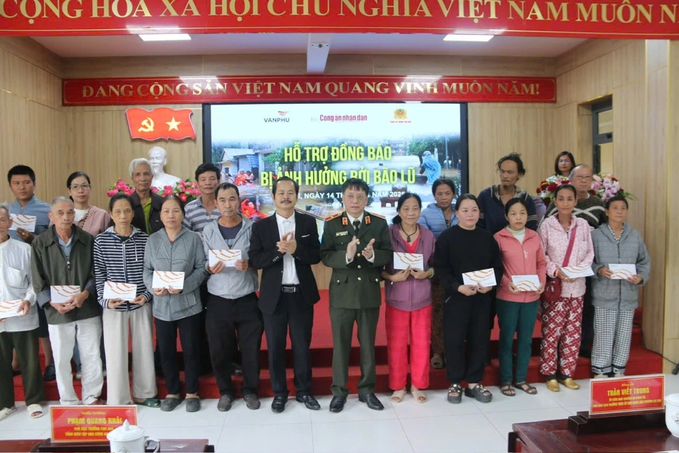 Ông Nguyễn Huy Hoàng – Chủ tịch công đoàn Công ty CP Phá triển Bất động sản Văn Phú và ông Phạm Quang Khải – TBT báo Công an Nhân dân trao quà hỗ trợ người dân tại phường An Cựu, TP Huế