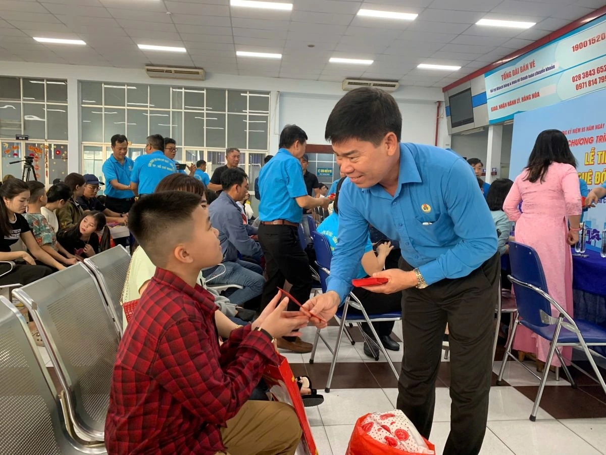 Trao quà mừng tuổi con em công nhân lao động về quê đón Tết Ất Tỵ 2025 (ảnh: H.N)