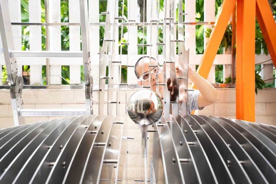 Nghệ sĩ Ưu Đàm đang hoàn thiện tác phẩm Chân Dung của Rỗng (Ảnh: NVCC)