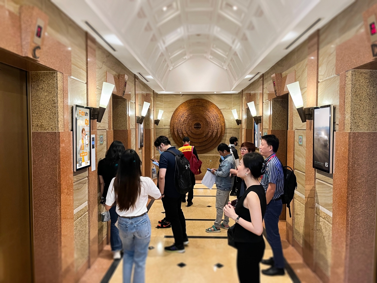 Sảnh tòa nhà văn phòng cao tầng với quảng cáo thang máy (Ảnh: Website Focus Media Việt Nam)