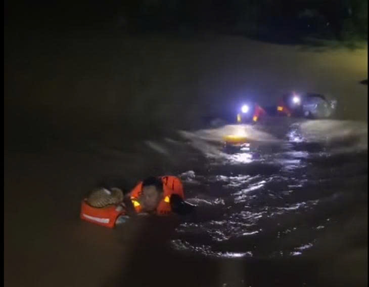 Trước đó, đêm qua (18/11), Công an xã Tuy Phước bơi giữa dòng nước lụt giải cứu người dân bị ngập nhà trong đêm (Ảnh: Công an xã Tuy Phước)