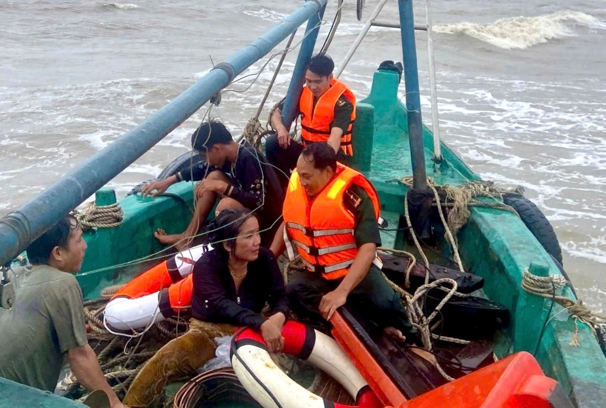 Người dân địa phương cùng lực lượng biên phòng cứu vớt 2 ngư dân gặp nạn