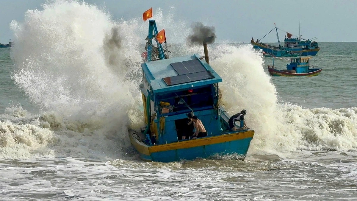 Sóng to tại vùng biển La Gi. Ảnh: B.H