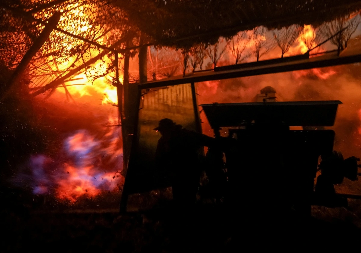 Quân đội Ukraine khai hỏa lựu pháo về phía quân đội Nga gần thị trấn tiền tuyến Kupiansk. Ảnh: Reuters