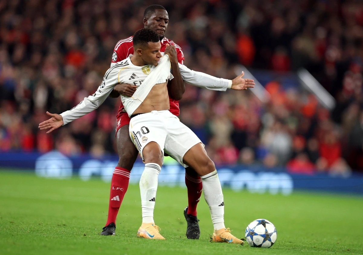 Mbappe đang bị hậu vệ đội bạn theo kèm chặt (Ảnh: Reuters).