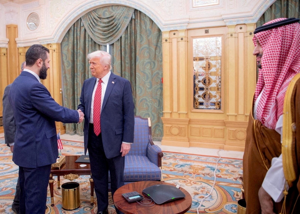 Tổng thống Mỹ Donald Trump gặp Tổng thống Syria Ahmed al-Sharaa ở Riyadh, Saudi Arabia ngày 14/5. Ảnh: Reuters