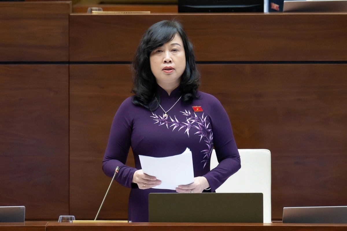 Bộ trưởng Bộ Y tế Đào Hồng Lan giải trình trước Quốc hội chiều 10/11 (Ảnh: Quốc hội)